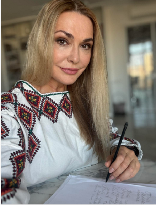 Поки старша сестра зачитувала. Ольга Сумська показала, як писала Радіодиктант національної єдності 2025
